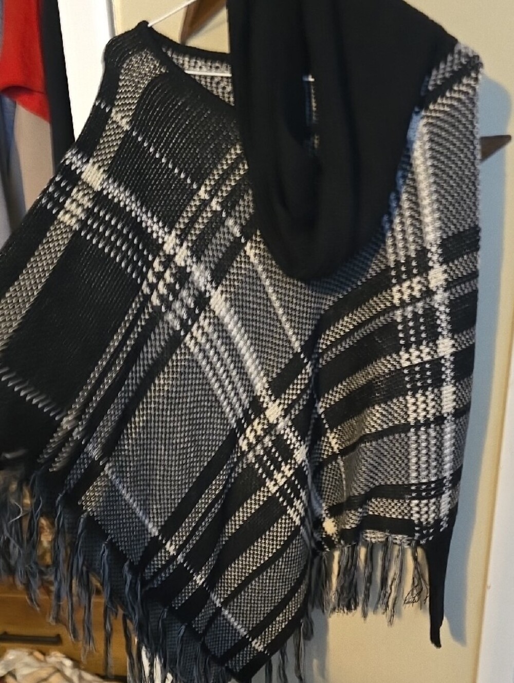 Black & White Plaid Hooded Fringe Poncho Brand New With Scarf Medium